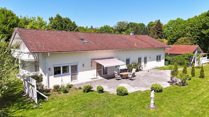 Haus und Ostterrasse