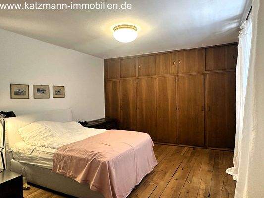 Schlafzimmer (mit Einbauschrank)