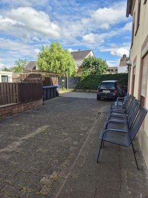 Hoffläche + Parkplatz