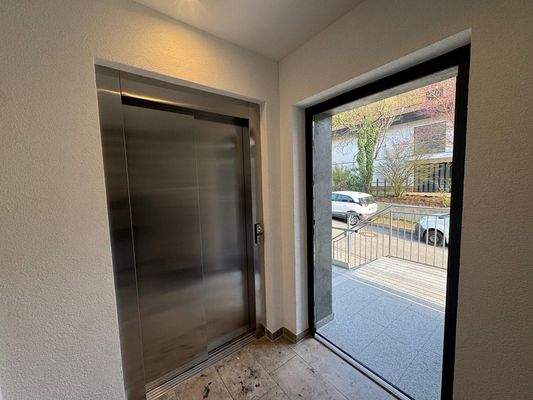 Haupteingang mit Aufzug