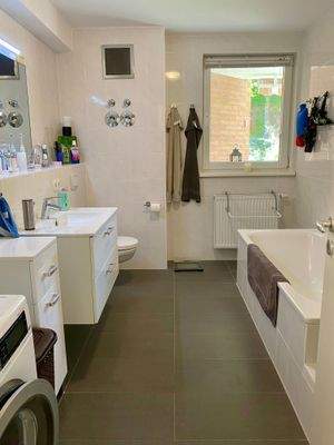 Helles und hochmodernes Voll- und Duschbad mit Fenster