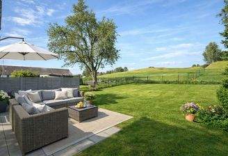 Sommerliche Terrasse mit Loungeset.jpg