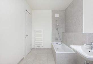 Beispielbad mit Dusche und Wanne