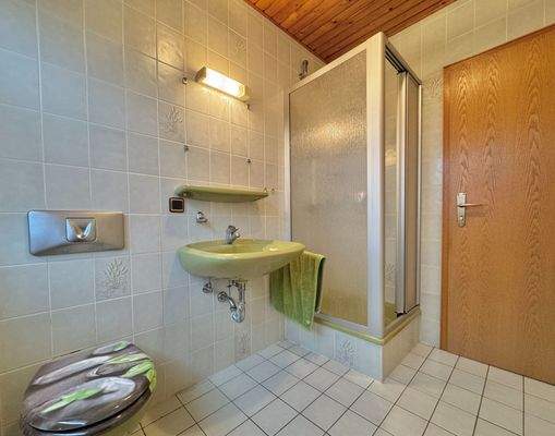 Kinderbadezimmer mit Dusche