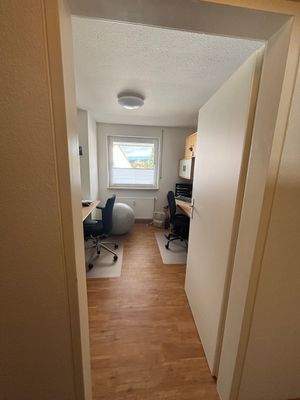 Kleines Büro mit Schreibtischen