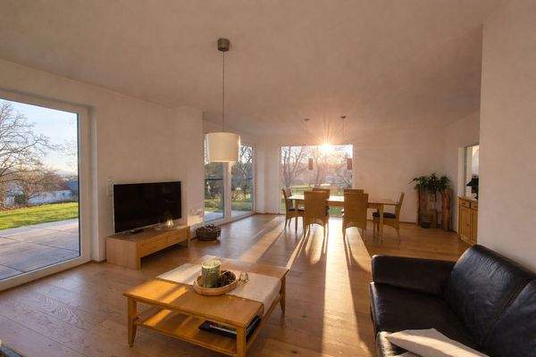 Warmes Wohn- und Esszimmer bei Abendsonne