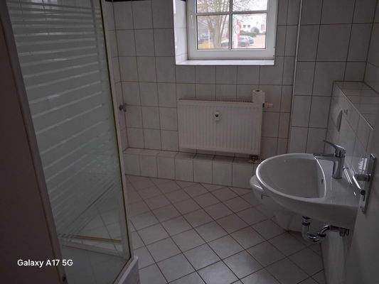 Helles Badezimmer mit Dusche