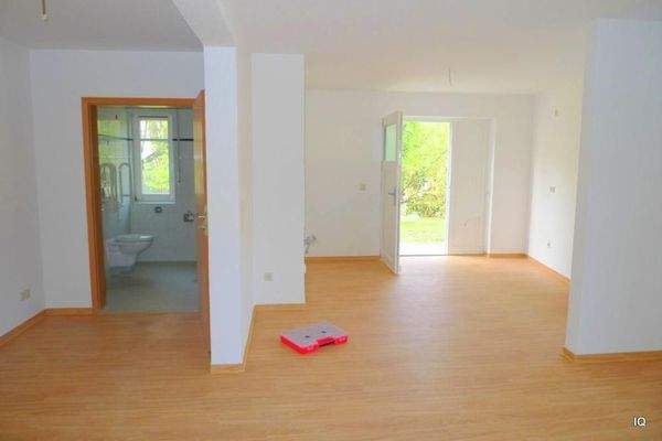 Wohnbereich, Blick zum Bad und zum Küchenbereich