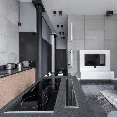 Küche mit schwarzer Stein-Kücheninsel und Kochfeld