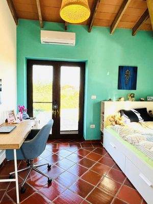 Kinderzimmer mit Terrassentür