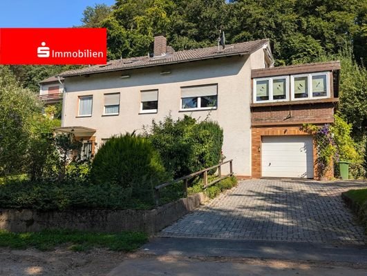 Ansicht mit Garage und Eingang