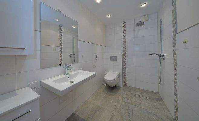 Badezimmer im Untergeschoss