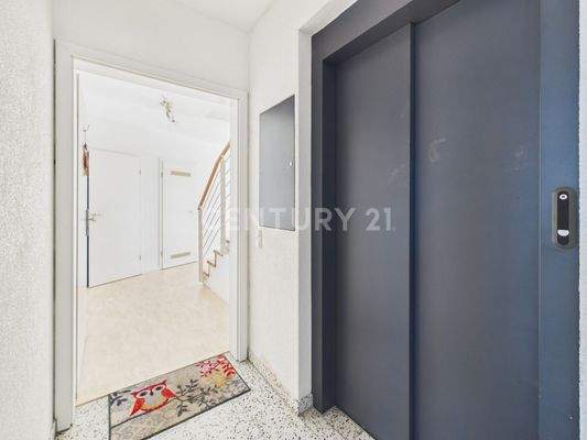 Aufzug direkt neben der Eingangstür