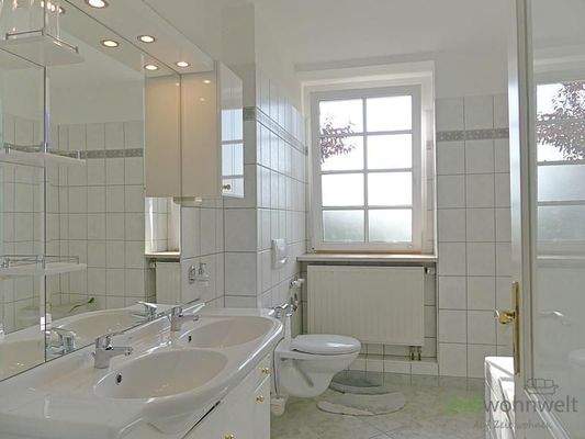 sehr schöndes Badezimmer