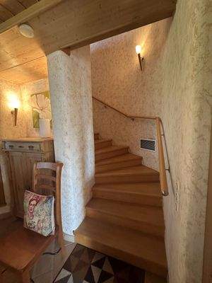 Holztreppe zum Obergeschoss