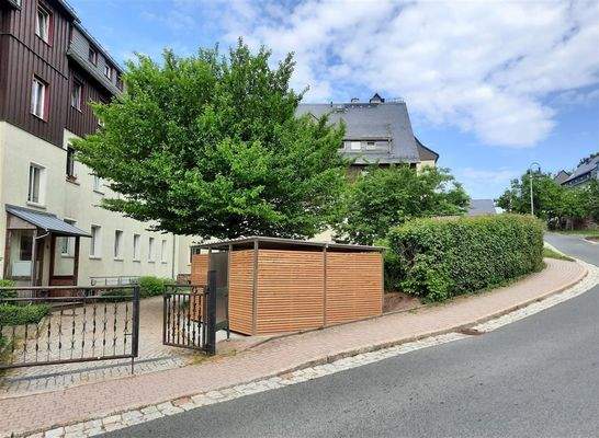 Müllhäuschen seitlich