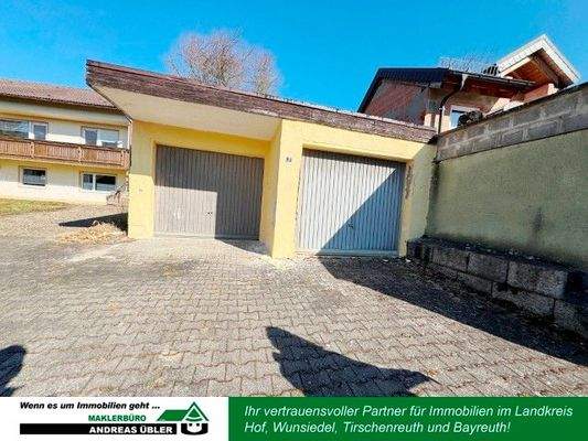 Einfahrt + 2 Garagen