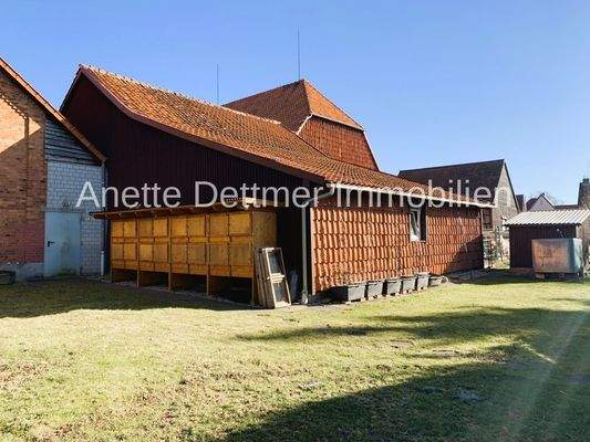 Teil des Gartens mit Rückseite Remise