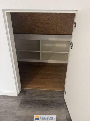 08_Drempel_Speicher-mit_Einbauschränke-neben-Küchenzeile-als-Vorrat