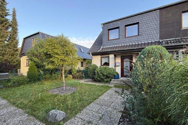 Idyllischer Vorgarten und Zugang zum Grundstück