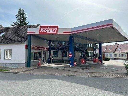 Gesamtansicht mit Tankstelle