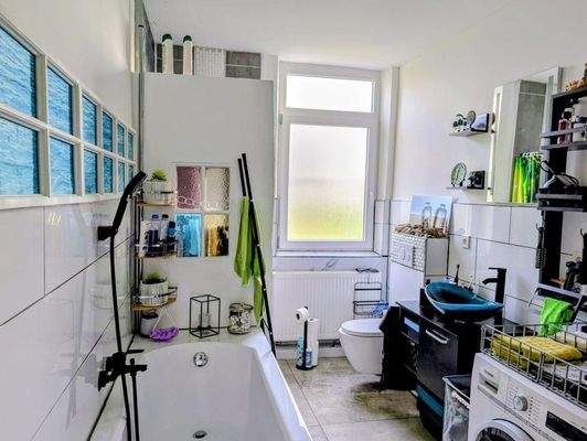 Bad mit Badewanne u. Dusche im EG