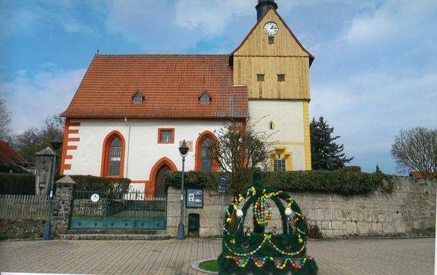 Osterbrunnen mit Kirche