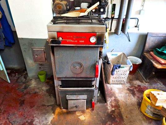 32 Festbrennstoffofen.jpg