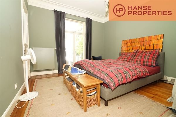 Schlafzimmer mit Balkon zum ruhigen Innenhof