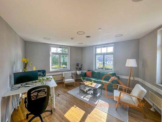 Helles Büro mit Sitzbereich