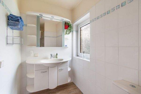 Praktisches Badezimmer im Obergeschoss mit Tageslicht