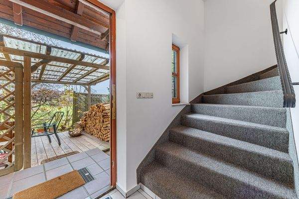 Eingangsbereich und Treppe ins 1. OG