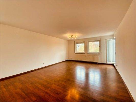 großzügiger Wohnbereich mit Balkonzugang