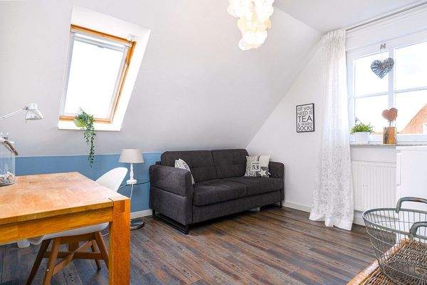 Helles Büro im Obergeschoss der größeren Wohnung