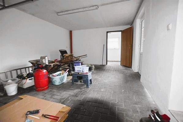 Garage mit angrenzendem Fahrradschuppen