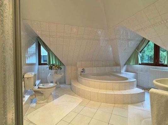 Helles Badezimmer en Suite im Obergeschoss