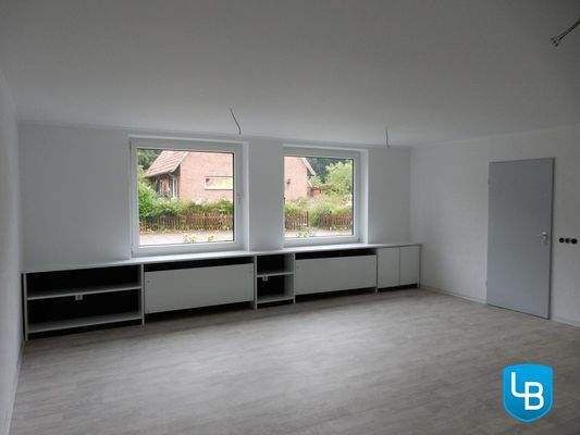 Wohnbereich mit Blick zur Zimmertür 