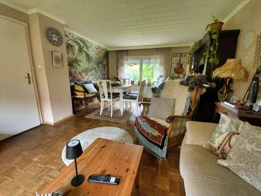 Wohnzimmer mit Zugang zum Flur im Erdgeschoss