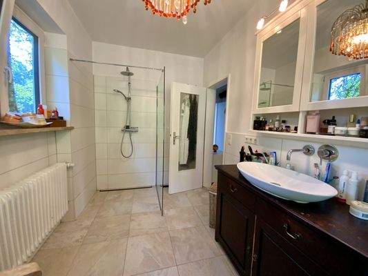 Badezimmer mit Dusche