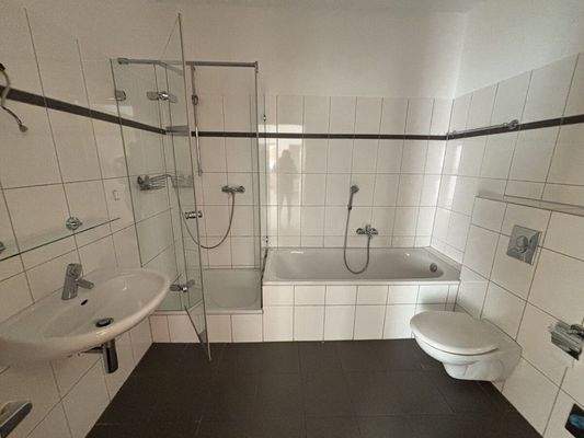 Vollbad mit sep. Dusche