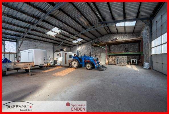 große Halle mit Grube für Kfz Reparaturen