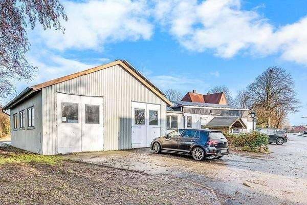 Gewerbegebäude mit Stellplätzen