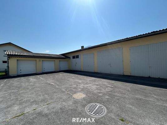 Lagerhallen und Garagen