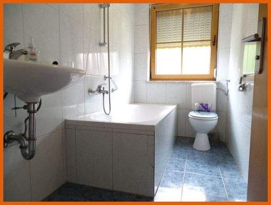 Bad mit Wanne u. WC