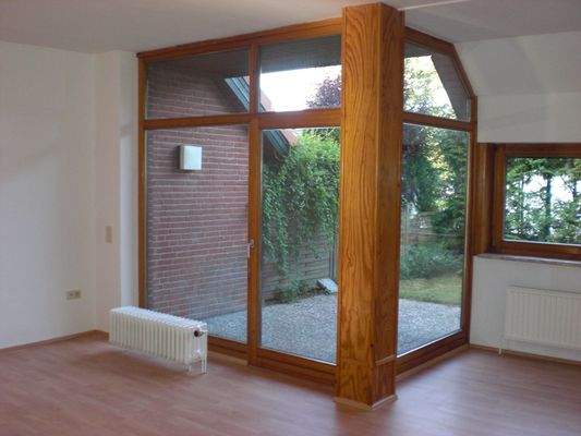 Blick vom Wohnzimmer in Richtung Terrasse