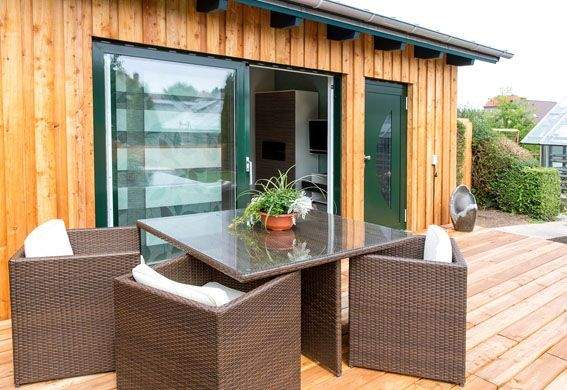 Bungalow im Garten zur Sommerzeit