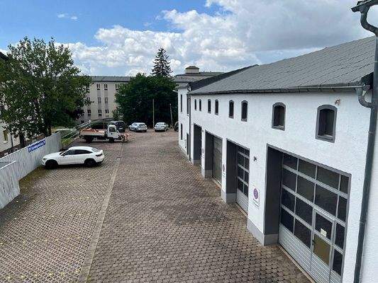 Sektionaltore und PKW Stellplätze