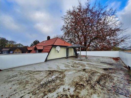 Großzüge Dachterrasse auf dem Anbau