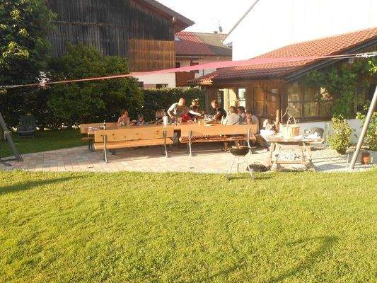 Grillhütte mit Sitzgelegenheit