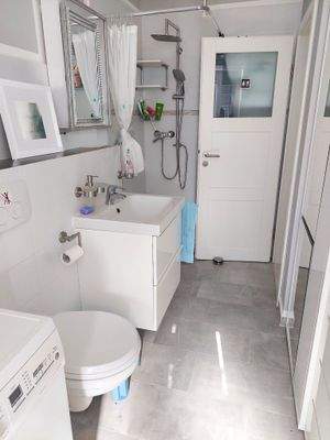 Hauswirtschaftsraum mit Badezimmer als "Stranddusche"